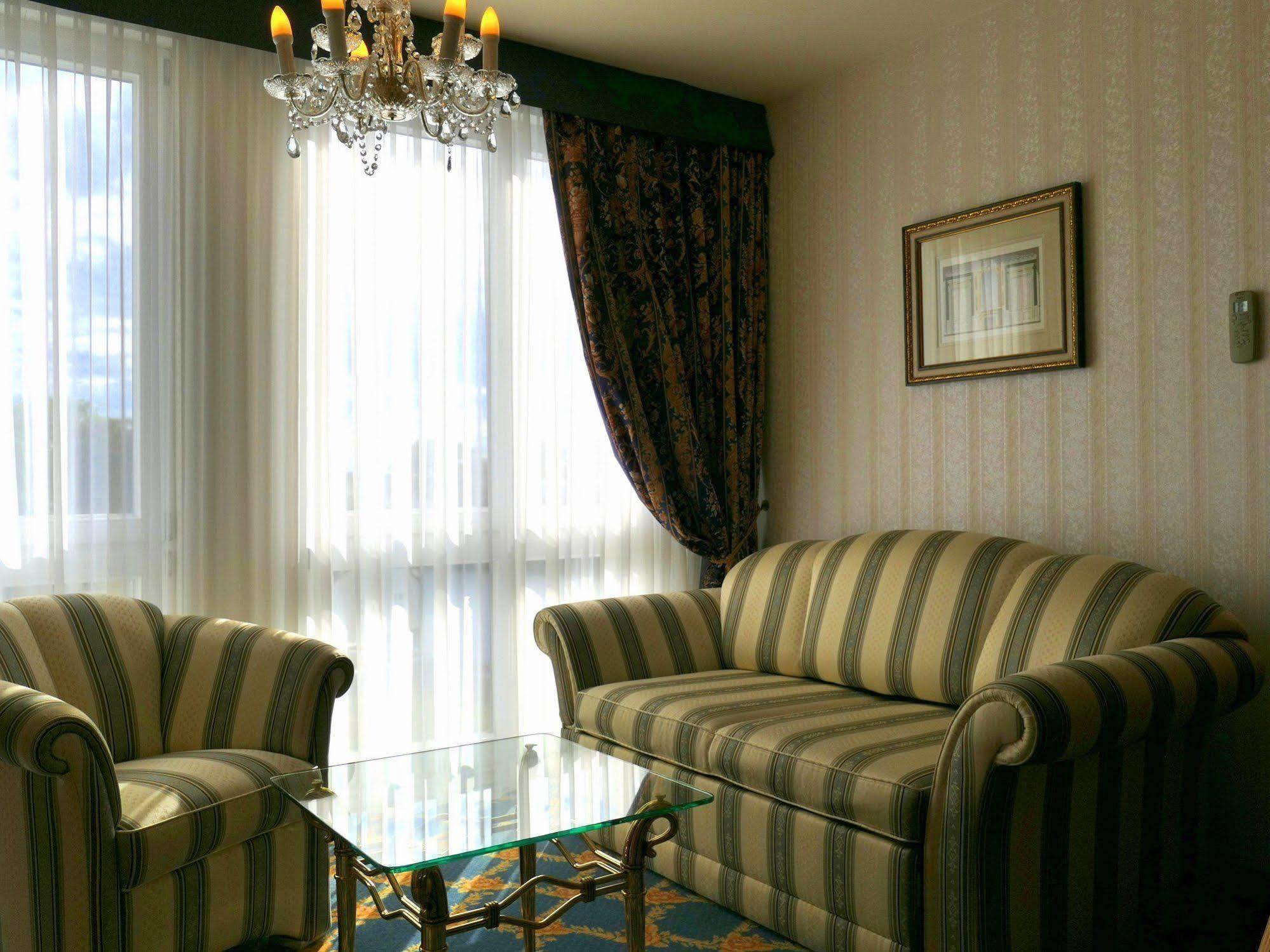 Seetelhotel Ahlbecker Hof Heringsdorf  Exterior photo A living room in a hotel suite
